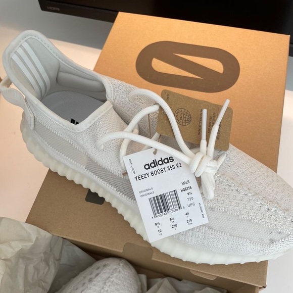 Yeezy 350 V2 - Picture 2 of 5